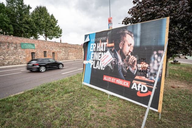 Beschädigtes Wahlplakat der AfD mit Spitzenkandidat Ulrich Siegmund;Wahlplakat zur Landtagswahl 2026 in Magdeburg, Sachsen-Anhalt, Magdeburg Sachsen-Anhalt Deutschland Magdeburg Innenstadt *** Damaged AfD campaign poster featuring lead candidate Ulrich Siegmund; poster for the 2026 state election in Magdeburg, Saxony-Anhalt, Magdeburg, Saxony-Anhalt, Germany; downtown Magdeburg