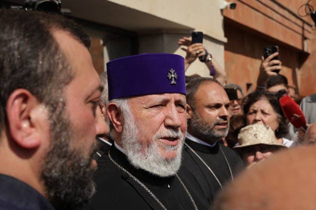 News Bilder des Tages ARMENIA, YEREVAN - AUGUST 7, 2026: Catholicos Garegin II (2nd L) of All Armenians is seen ahead of a court hearing over allegations of failing to comply with a civil court order. Alexander Patrin TASS  95875482