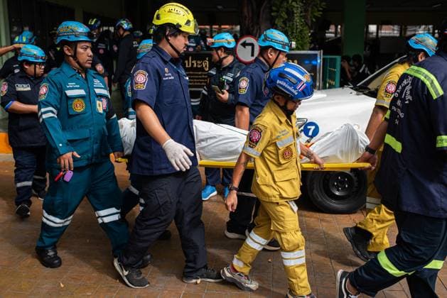 August 7, 2026, Nonthaburi, Thailand: Rescue workers carried the body of the victim who was killed in the school mass shooting from the scene..At least 7 people, including the gunman, died in a school mass shooting. A 14-year-old student started by killing his grandparents at their home, then opened fire at the school before killing himself. Nonthaburi Thailand - ZUMAs197 20260807_aaa_s197_010 Copyright: xPeeraponxBoonyakiatx