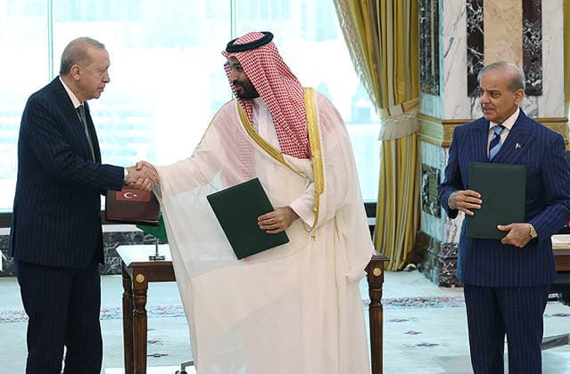Turkish President Recep Tayyip Erdogan (L), Saudi Crown Prince Mohammed bin Salman (C), and Pakistani Prime Minister Shehbaz Sharif (R) sign a trilateral defense agreement in Mecca, Saudi Arabia, on Friday on August 7, 2026.  SAU2026080702 TurkishxPresidencyxOffice