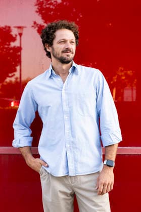 Confident businessman wears a blue shirt near a red wall model released, Symbolfoto, LMCF03090