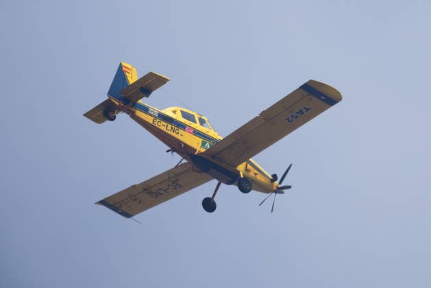 The number of ground personnel fighting the fire in Niebla has increased to 150, with 18 aerial resources. An Infoca aircraft is fighting the wildfire that broke out in the town of Niebla, in Huelva. August 7, 2028, in Niebla, Huelva, Andalusia, Spain: Andalusia’s Forest Fire Emergency Plan (Plan Infoca) has increased the number of ground personnel from 80 to 150 this Friday to contain the forest fire that broke out Thursday afternoon in the Raboconejo area of Niebla, Huelva, which remains in the emergency phase, Operational Level 1, and which has forced the preventive evacuation of 23 residents from the hamlets of Raboconejo and Caballón. Likewise, 18 aerial resources continue to operate in the area. AUGUST 7, 2026 Niebla, Huelva, Andalus  Copyright: xClaraxCarrascox 7705116