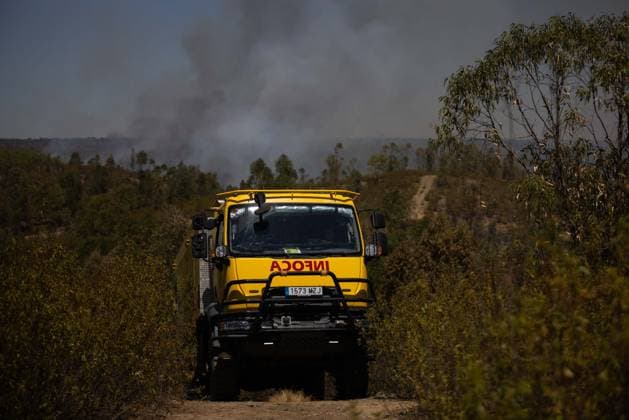 The number of ground personnel fighting the fire in Niebla has increased to 150, with 18 aerial resources. Infoca personnel are battling the wildfire that broke out in the town of Niebla, in Huelva. August 7, 2028, in Niebla, Huelva, Andalusia, Spain: Andalusia’s Forest Fire Emergency Plan (Plan Infoca) has increased the number of ground personnel from 80 to 150 this Friday to contain the forest fire that broke out Thursday afternoon in the Raboconejo area of Niebla, Huelva, which remains in the emergency phase, Operational Level 1, and which has forced the preventive evacuation of 23 residents from the hamlets of Raboconejo and Caballón. Likewise, 18 aerial resources continue to operate in the area. AUGUST 7, 2026 Niebla, Huelva, Andalusi  Copyright: xClaraxCarrascox 7705122