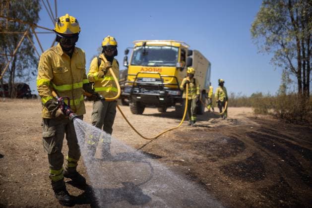 The number of ground personnel fighting the fire in Niebla has increased to 150, with 18 aerial resources. Infoca personnel are battling the wildfire that broke out in the town of Niebla, in Huelva. August 7, 2028, in Niebla, Huelva, Andalusia, Spain: Andalusia’s Forest Fire Emergency Plan (Plan Infoca) has increased the number of ground personnel from 80 to 150 this Friday to contain the forest fire that broke out Thursday afternoon in the Raboconejo area of Niebla, Huelva, which remains in the emergency phase, Operational Level 1, and which has forced the preventive evacuation of 23 residents from the hamlets of Raboconejo and Caballón. Likewise, 18 aerial resources continue to operate in the area. AUGUST 7, 2026 Niebla, Huelva, Andalusi  Copyright: xClaraxCarrascox 7705130