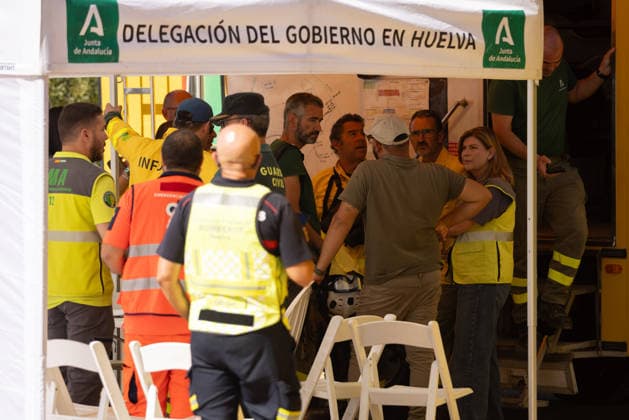 The number of ground personnel fighting the fire in Niebla has increased to 150, with 18 aerial resources. Image of the Forward Command Post at the wildfire that broke out in the town of Niebla, Huelva. August 7, 2028, in Niebla, Huelva, Andalusia, Spain: Andalusia’s Forest Fire Emergency Plan (Plan Infoca) has increased the number of ground personnel from 80 to 150 this Friday to contain the forest fire that broke out Thursday afternoon in the Raboconejo area of Niebla, Huelva, which remains in the emergency phase, Operational Level 1, and which has forced the preventive evacuation of 23 residents from the hamlets of Raboconejo and Caballón. Likewise, 18 aerial resources continue to operate in the area. AUGUST 7, 2026 Niebla, Huelva, Anda  Copyright: xClaraxCarrascox 7705140