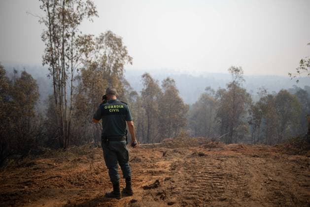 The number of ground personnel fighting the fire in Niebla has increased to 150, with 18 aerial resources. Area affected by the wildfire that broke out in the town of Niebla, Huelva. August 7, 2028, in Niebla, Huelva, Andalusia, Spain: Andalusia’s Forest Fire Emergency Plan (Plan Infoca) has increased the number of ground personnel from 80 to 150 this Friday to contain the forest fire that broke out Thursday afternoon in the Raboconejo area of Niebla, Huelva, which remains in the emergency phase, Operational Level 1, and which has forced the preventive evacuation of 23 residents from the hamlets of Raboconejo and Caballón. Likewise, 18 aerial resources continue to operate in the area. AUGUST 7, 2026 Niebla, Huelva, Andalusia, Spain Niebla,  Copyright: xClaraxCarrascox 7705141