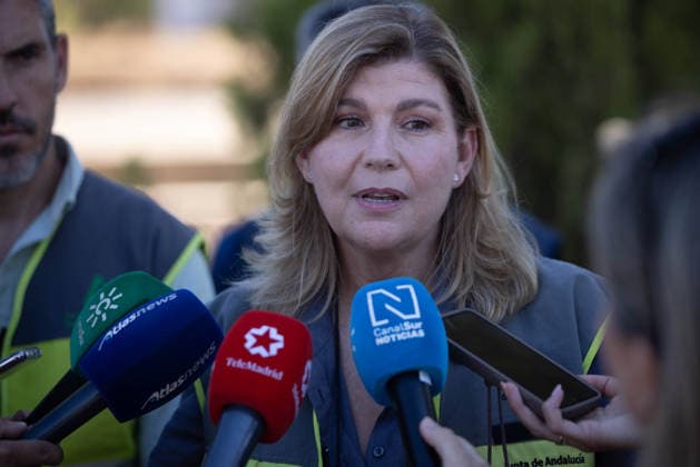 The number of ground personnel fighting the fire in Niebla has increased to 150, with 18 aerial resources. The Andalusian Government’s provincial delegate for Huelva, Berta Centeno, addresses the media at the Forward Command Post for the wildfire that broke out in the Huelva town of Niebla. August 7, 2028, in Niebla, Huelva, Andalusia, Spain: Andalusia’s Forest Fire Emergency Plan (Plan Infoca) has increased the number of ground personnel from 80 to 150 this Friday to contain the forest fire that broke out Thursday afternoon in the Raboconejo area of Niebla, Huelva, which remains in the emergency phase, Operational Level 1, and which has forced the preventive evacuation of 23 residents from the hamlets of Raboconejo and Caballón. Likewise,  Copyright: xClaraxCarrascox 7705150