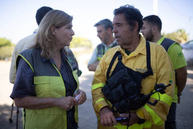 The number of ground personnel fighting the fire in Niebla has increased to 150, with 18 aerial resources. The Andalusian Government’s provincial delegate for Huelva, Berta Centeno, visits the Forward Command Post for the wildfire that broke out in the Huelva town of Niebla. August 7, 2028, in Niebla, Huelva, Andalusia, Spain: Andalusia’s Forest Fire Emergency Plan (Plan Infoca) has increased the number of ground personnel from 80 to 150 this Friday to contain the forest fire that broke out on Thursday afternoon in the Raboconejo area of Niebla, Huelva, which remains in the emergency phase, Operational Level 1, and which has forced the preventive evacuation of 23 residents from the hamlets of Raboconejo and Caballón. Likewise, 18 aerial re  Copyright: xClaraxCarrascox 7705151
