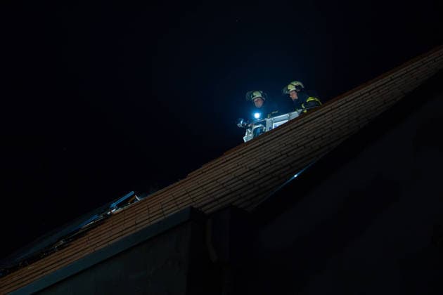 Zwei Feuerwehrleute bei Großbrand verletzt: 150 Einsatzkräfte kämpfen zwölf Stunden gegen Flammen – Fünf Verletzte - Großeinsatz von feuerwehr und Rettungsdienst - Spezialfahrzeuge und THW im Einsatz (EXKLUSIV MATERIAL, O TON) 7aIMG: 0568645 Zwei Feuerwehrleute bei Großbrand verletzt: 150 Einsatzkräfte kämpfen zwölf Stunden gegen Flammen – Fünf Verletzte - Großeinsatz von feuerwehr und Rettungsdienst - Spezialfahrzeuge und THW im EinsatzHessen, Weiterstadt, Deutschland *** Two Firefighters Injured in Major Fire; 150 Responders Battle Flames for Twelve Hours – Five Injured; Large-Scale Operation by Fire Department and Emergency Medical Services; Specialized Vehicles and THW Deployed; EXCLUSIVE MATERIAL, Original Audio 7aIMG 0568645 Two fir Copyright: 7aktuell.dex xVincentxB. 0568645 20260807_7a_GROSSBRANGRAEFENHAUSEN_568645