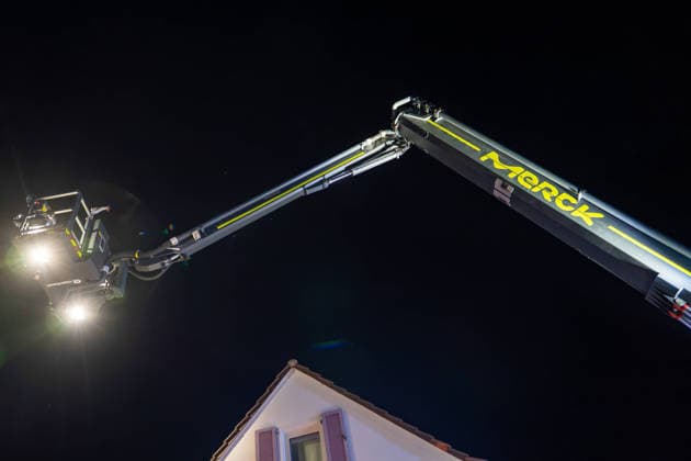 Zwei Feuerwehrleute bei Großbrand verletzt: 150 Einsatzkräfte kämpfen zwölf Stunden gegen Flammen – Fünf Verletzte - Großeinsatz von feuerwehr und Rettungsdienst - Spezialfahrzeuge und THW im Einsatz (EXKLUSIV MATERIAL, O TON) 7aIMG: 0568651 Zwei Feuerwehrleute bei Großbrand verletzt: 150 Einsatzkräfte kämpfen zwölf Stunden gegen Flammen – Fünf Verletzte - Großeinsatz von feuerwehr und Rettungsdienst - Spezialfahrzeuge und THW im EinsatzHessen, Weiterstadt, Deutschland *** Two Firefighters Injured in Major Fire; 150 Responders Battle Flames for Twelve Hours – Five Injured; Large-Scale Operation by Fire Department and Emergency Medical Services; Specialized Vehicles and THW Deployed; EXCLUSIVE MATERIAL, Original Audio 7aIMG 0568651 Two fir Copyright: 7aktuell.dex xVincentxB. 0568651 20260807_7a_GROSSBRANGRAEFENHAUSEN_568651