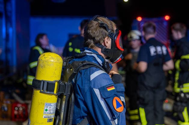 Zwei Feuerwehrleute bei Großbrand verletzt: 150 Einsatzkräfte kämpfen zwölf Stunden gegen Flammen – Fünf Verletzte - Großeinsatz von feuerwehr und Rettungsdienst - Spezialfahrzeuge und THW im Einsatz (EXKLUSIV MATERIAL, O TON) 7aIMG: 0568652 Zwei Feuerwehrleute bei Großbrand verletzt: 150 Einsatzkräfte kämpfen zwölf Stunden gegen Flammen – Fünf Verletzte - Großeinsatz von feuerwehr und Rettungsdienst - Spezialfahrzeuge und THW im EinsatzHessen, Weiterstadt, Deutschland *** Two Firefighters Injured in Major Fire; 150 Responders Battle Flames for Twelve Hours – Five Injured; Large-Scale Operation by Fire Department and Emergency Medical Services; Specialized Vehicles and THW Deployed; EXCLUSIVE FOOTAGE, ORIGINAL AUDIO 7aIMG 0568652 Two fire Copyright: 7aktuell.dex xVincentxB. 0568652 20260807_7a_GROSSBRANGRAEFENHAUSEN_568652