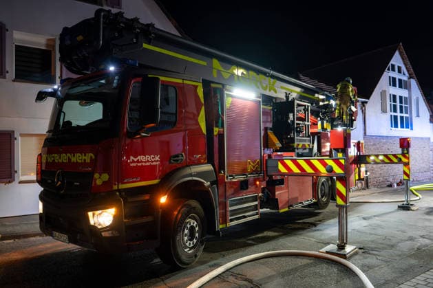 Zwei Feuerwehrleute bei Großbrand verletzt: 150 Einsatzkräfte kämpfen zwölf Stunden gegen Flammen – Fünf Verletzte - Großeinsatz von feuerwehr und Rettungsdienst - Spezialfahrzeuge und THW im Einsatz (EXKLUSIV MATERIAL, O TON) 7aIMG: 0568654 Zwei Feuerwehrleute bei Großbrand verletzt: 150 Einsatzkräfte kämpfen zwölf Stunden gegen Flammen – Fünf Verletzte - Großeinsatz von feuerwehr und Rettungsdienst - Spezialfahrzeuge und THW im EinsatzHessen, Weiterstadt, Deutschland *** Two Firefighters Injured in Major Fire; 150 Responders Battle Flames for Twelve Hours – Five Injured; Large-Scale Operation by Fire Department and Emergency Medical Services; Specialized Vehicles and THW Deployed; EXCLUSIVE MATERIAL, Original Audio 7aIMG 0568654 Two fir Copyright: 7aktuell.dex xVincentxB. 0568654 20260807_7a_GROSSBRANGRAEFENHAUSEN_568654