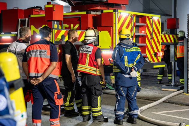 Zwei Feuerwehrleute bei Großbrand verletzt: 150 Einsatzkräfte kämpfen zwölf Stunden gegen Flammen – Fünf Verletzte - Großeinsatz von feuerwehr und Rettungsdienst - Spezialfahrzeuge und THW im Einsatz (EXKLUSIV MATERIAL, O TON) 7aIMG: 0568657 Zwei Feuerwehrleute bei Großbrand verletzt: 150 Einsatzkräfte kämpfen zwölf Stunden gegen Flammen – Fünf Verletzte - Großeinsatz von feuerwehr und Rettungsdienst - Spezialfahrzeuge und THW im EinsatzHessen, Weiterstadt, Deutschland *** Two Firefighters Injured in Major Fire; 150 Responders Battle Flames for Twelve Hours – Five Injured; Large-Scale Operation by Fire Department and Emergency Medical Services; Specialized Vehicles and THW Deployed; EXCLUSIVE MATERIAL, Original Audio 7aIMG 0568657 Two fir Copyright: 7aktuell.dex xVincentxB. 0568657 20260807_7a_GROSSBRANGRAEFENHAUSEN_568657