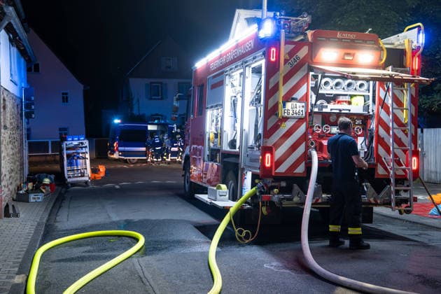 Zwei Feuerwehrleute bei Großbrand verletzt: 150 Einsatzkräfte kämpfen zwölf Stunden gegen Flammen – Fünf Verletzte - Großeinsatz von feuerwehr und Rettungsdienst - Spezialfahrzeuge und THW im Einsatz (EXKLUSIV MATERIAL, O TON) 7aIMG: 0568664 Zwei Feuerwehrleute bei Großbrand verletzt: 150 Einsatzkräfte kämpfen zwölf Stunden gegen Flammen – Fünf Verletzte - Großeinsatz von feuerwehr und Rettungsdienst - Spezialfahrzeuge und THW im EinsatzHessen, Weiterstadt, Deutschland *** Two Firefighters Injured in Major Fire; 150 Responders Battle Flames for Twelve Hours – Five Injured; Large-Scale Operation by Fire Department and Emergency Medical Services; Specialized Vehicles and THW Deployed; EXCLUSIVE MATERIAL, Original Audio 7aIMG 0568664 Two fir Copyright: 7aktuell.dex xVincentxB. 0568664 20260807_7a_GROSSBRANGRAEFENHAUSEN_568664