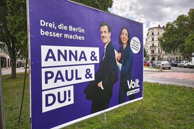 Berlin, Deutschland, 07.08.2026: Wahlplakat von Volt für die bgeordnetenhauswahl mit Paul Loeper und Anna Auerbach *** Berlin, Germany, August 7, 2026: Volt campaign poster for the Berlin House of Representatives election featuring Paul Loeper and Anna Auerbach Copyright: xdtsxNachrichtenagenturx dts_129527