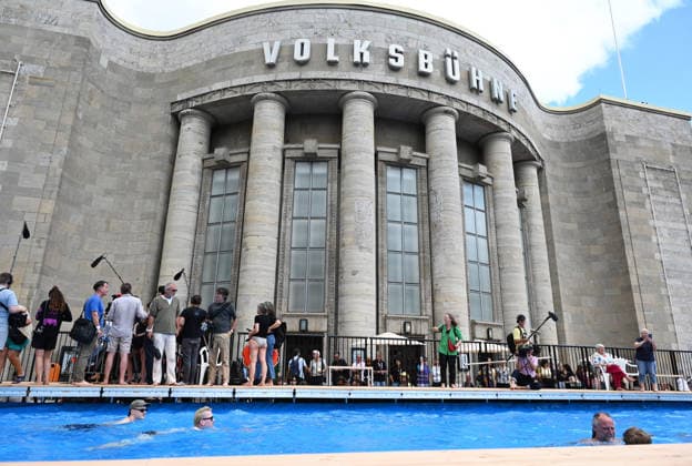 Temporary swimming pool opened in front of the Volksbuehne theatre in Berlin BERLIN, GERMANY - AUGUST 07: People swim and visit the newly opened Volksbad, a temporary public swimming pool installed in front of the Volksbuehne theatre at Rosa-Luxemburg-Platz in Berlin, Germany, on August 07, 2026. To mark the start of the Volksbuehne’s new artistic directorship, a temporary public swimming pool with a 25-meter swimming lane has been installed on the square for eight weeks. Volodymyr Sindieiev Anadolu Berlin Germany. Editorial use only. Please get in touch for any other usage.  Copyright: x2026xAnadoluxVolodymyrxSindieievx