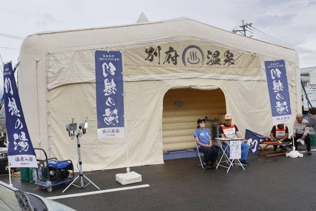 News Bilder des Tages Aftermath of strong earthquake in Kumamoto Photo taken on Aug. 7, 2026, shows a makeshift hot spring facility set up at an evacuation center in Yatsushiro in Kumamoto Prefecture, southwestern Japan, following a powerful earthquake that struck the region on July 28.  A14AA0005625362P