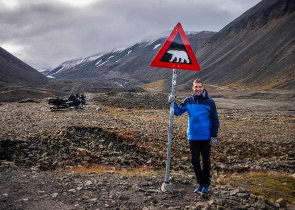Klima- og miljominister Andreas Bjelland Eriksen besoker Svalbard Longyearbyen 20260807. Klima- og miljominister Andreas Bjelland Eriksen besoker Svalbard. Her ved siden av skiltet som advarer mot isbjorn. Foto: Ole Berg-Rusten NTB Longyearbyen Norge 1mDNP0I9a7k EDITORIAL USE ONLY Ref:_POL1mDNP0I9a7k.jpg *** Minister of Climate and Environment Andreas Bjelland Eriksen visits Svalbard, Longyearbyen, August 7, 2026. Minister of Climate and Environment Andreas Bjelland Eriksen visits Svalbard. Here, next to the sign warning of polar bears. Photo by Ole Berg Rusten, NTB, Longyearbyen, Norway 1mDNP0I9a7k EDITORIAL USE ONLY Ref POL1mDNP0I9a7k jpg  Copyright: xOlexBerg-Rustenx xNTBx