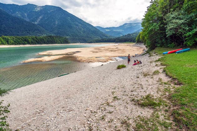 Der Wasserspiegel des Sylvensteinspeichers ist wegen anhaltender Trockenheit deutlich gesunken, breite Uferstreifen sind trocken gefallen, das Niedrigwasser sorgt für breite Kiesflächen, Lenggries, 7. August 2026 Deutschland, Lenggries-Fall, 7. August 2026, breite Kiesflächen am Ufer des Sylvensteinspeichers, die anhaltende Trockenheit hat den Wasserspiegel des Sylvensteinspeichers deutlich sinken lassen, breite Uferstreifen sind trocken gefallen, Niedrigwasser sorgt für einen breiten Kiesstrand, künstlicher Speichersee, Wasserreserve für die Isar, Hochsommer, heißer Sommertag, Landkreis Bad Tölz-Wolfratshausen, Oberbayern, Sommer, Bayern *** The water level of the Sylvenstein Reservoir has dropped significantly due to persistent d