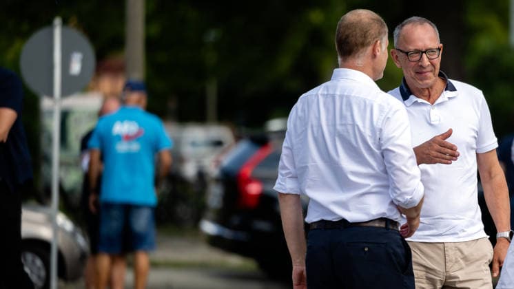 07.08.2026, Deutschland,Sachsen, Doberschau-Gaußig: Der AfD-Landtagsabgeordnete Frank Peschel (hier links im Bild mit Jörg Urban, AfD-Vorsitzender Sachsen) hat eine Protestkundgebung angekündigt am Maxam-Werk organisiert. Das Werk wurde vom Rüstungshersteller Czechoslovak Group (CSG) gekauft. Peschel will gegen die Militarisierung unseres Landes demonstrieren. *** August 7, 2026, Germany, Saxony, Doberschau-Gaußig: AfD state parliament member Frank Peschel, pictured here on the left with Jörg Urban, chairman of the AfD in Saxony, has announced a protest rally organized at the Maxam plant. The plant was purchased by the defense contractor Czechoslovak Group (CSG). Peschel intends to demonstrate against the militarization of our country.