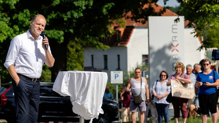 07.08.2026, Deutschland,Sachsen, Doberschau-Gaußig: Der AfD-Landtagsabgeordnete Frank Peschel (hier links im Bild) hat eine Protestkundgebung angekündigt am Maxam-Werk organisiert. Das Werk wurde vom Rüstungshersteller Czechoslovak Group (CSG) gekauft. Peschel will gegen die Militarisierung unseres Landes demonstrieren. *** August 7, 2026, Germany, Saxony, Doberschau-Gaußig: AfD state parliament member Frank Peschel, pictured here on the left, has announced a protest rally organized at the Maxam plant. The plant was purchased by the defense contractor Czechoslovak Group (CSG). Peschel intends to demonstrate against the militarization of our country.