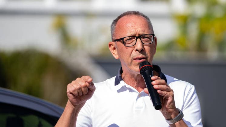 07.08.2026, Deutschland,Sachsen, Doberschau-Gaußig: Der AfD-Landtagsabgeordnete Frank Peschel hat eine Protestkundgebung angekündigt am Maxam-Werk organisiert. Das Werk wurde vom Rüstungshersteller Czechoslovak Group (CSG) gekauft. Peschel will gegen die Militarisierung unseres Landes demonstrieren. Im Bild der AfD-Vorsitzende Sachsens, Jörg Urban bei seiner Rede. *** August 7, 2026, Germany, Saxony, Doberschau-Gaußig: AfD state parliament member Frank Peschel has announced a protest rally organized at the Maxam plant. The plant was purchased by the defense contractor Czechoslovak Group (CSG). Peschel intends to demonstrate against the militarization of our country. Pictured is Jörg Urban, chairman of the AfD in Saxony, delivering his s