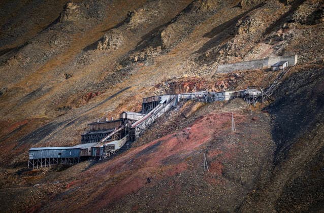 Klima- og miljominister Andreas Bjelland Eriksen besoker Svalbard Longyearbyen 20260807. Rester etter en gruve i Longyearbyen. Klima- og miljominister Andreas Bjelland Eriksen besoker Svalbard. Torsdag floy han til forskningsbosetningen Ny Alesund der han apnet reservekraftverket. Han fikk ogsa en tur pa Kongsfjorden for a se konsekvensene av klimaendringene som har fort til at breene trekker seg tilbake. Isen smelter raskere og sjois er kraftig redusert. Her sammen med Hege Walor Fagertun,direktor i Kings Bay AS og Geir Gotaas i Norsk Polarinstitutt. Foto: Ole Berg-Rusten NTB Longyearbyen Norge 7C2xE58WlI8 EDITORIAL USE ONLY Ref:_POL7C2xE58WlI8.jpg *** Climate and Environment Minister Andreas Bjelland Eriksen Visits Svalba  Copyright: xOlexBerg-Rustenx xNTBx