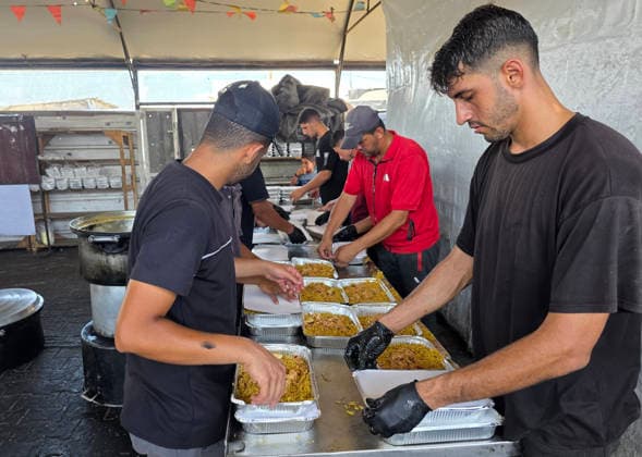 Palestinians Queue for Food in Southern Gaza Palestinians wait in line to receive a meal from a charity kitchen in Al-Mawasi, Khan Younis, southern Gaza Strip, on August 7, 2026, amid the ongoing humanitarian crisis and shortages of food supplies. Photo by Tariq Mohammad APA Images Khan Yunis Gaza Strip Palestinian Territory 070826_Khan_Yunis_TM_00(2) Copyright: xapaimagesxTariqxMohammad xapaimagesx