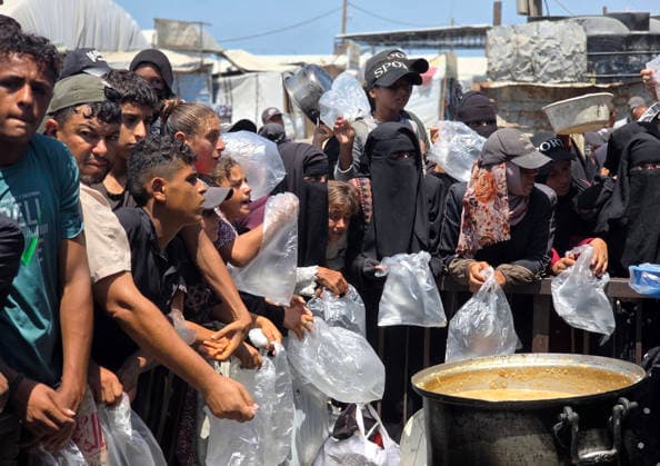 Palestinians Queue for Food in Southern Gaza Palestinians wait in line to receive a meal from a charity kitchen in Al-Mawasi, Khan Younis, southern Gaza Strip, on August 7, 2026, amid the ongoing humanitarian crisis and shortages of food supplies. Photo by Tariq Mohammad APA Images Khan Yunis Gaza Strip Palestinian Territory 070826_Khan_Yunis_TM_00(11) Copyright: xapaimagesxTariqxMohammad xapaimagesx