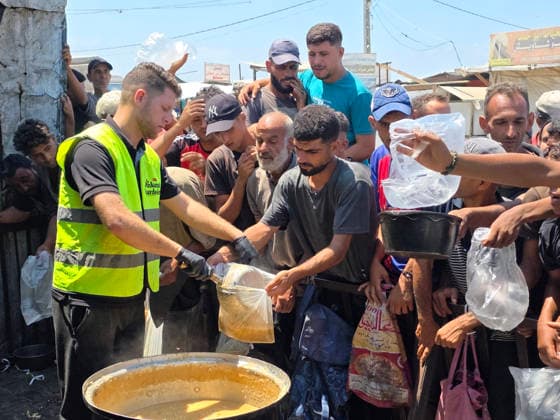 News Bilder des Tages Palestinians Queue for Food in Southern Gaza Palestinians wait in line to receive a meal from a charity kitchen in Al-Mawasi, Khan Younis, southern Gaza Strip, on August 7, 2026, amid the ongoing humanitarian crisis and shortages of food supplies. Photo by Tariq Mohammad APA Images Khan Yunis Gaza Strip Palestinian Territory 070826_Khan_Yunis_TM_00(1) Copyright: xapaimagesxTariqxMohammad xapaimagesx