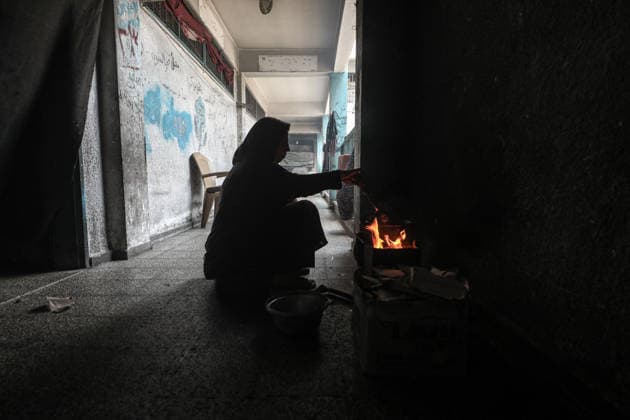Displaced Palestinians Endure Summer Heat at UNRWA Shelters Displaced Palestinians stay at UNRWA shelters in the Nuseirat refugee camp, central Gaza Strip, on August 7, 2026, amid high temperatures and a lack of adequate ventilation, electricity and water. The shortages add to difficult humanitarian conditions for thousands of displaced people living in the shelters. Photo by Moiz Salhi apaimages Nusairat Gaza Strip Palestinian Territory 070826_Nusairat_MS_00(15) Copyright: xapaimagesxMoizxSalhixx xapaimagesx