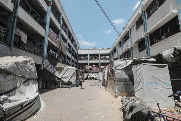 Displaced Palestinians Endure Summer Heat at UNRWA Shelters Displaced Palestinians stay at UNRWA shelters in the Nuseirat refugee camp, central Gaza Strip, on August 7, 2026, amid high temperatures and a lack of adequate ventilation, electricity and water. The shortages add to difficult humanitarian conditions for thousands of displaced people living in the shelters. Photo by Moiz Salhi apaimages Nusairat Gaza Strip Palestinian Territory 070826_Nusairat_MS_00(17) Copyright: xapaimagesxMoizxSalhixx xapaimagesx