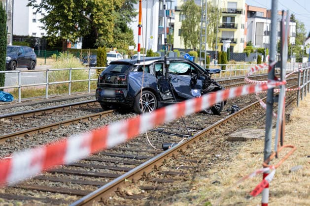 Schwerer Zusammenstoß zwischen U-Bahn und Pkw in Oberursel 07.08.2026: Autowrack nach einem schweren Zusammenstoß zwischen einer U-Bahn und einem Pkw im Bereich der Hohemarkstraße in Oberursel. Nach Angaben der Polizei wollte das mit zwei Personen besetzte Auto gegen 12 Uhr die Bahngleise überqueren und kollidierte dabei mit der U-Bahn. Der Wagen wurde mehrere Meter über die Gleise geschoben und stark beschädigt. Die Beifahrerin wurde schwer verletzt und musste von Rettungskräften aus dem Fahrzeug befreit werden. Auch der Fahrer des Pkw wurde verletzt und in ein Krankenhaus gebracht. Der Fahrer der U-Bahn erlitt einen Schock. Zur Klärung des Unfallhergangs wurde auf Anordnung der Staatsanwaltschaft Frankfurt ein Gutachter hinzugezog