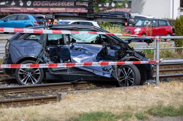 Schwerer Zusammenstoß zwischen U-Bahn und Pkw in Oberursel 07.08.2026: Autowrack nach einem Zusammenstoß zwischen einer U-Bahn und einem Pkw im Bereich der Hohemarkstraße in Oberursel. Nach Angaben der Polizei wollte das mit zwei Personen besetzte Auto gegen 12 Uhr die Bahngleise überqueren und kollidierte dabei mit der U-Bahn. Der Wagen wurde mehrere Meter über die Gleise geschoben und stark beschädigt. Die Beifahrerin wurde schwer verletzt und musste von Rettungskräften aus dem Fahrzeug befreit werden. Auch der Fahrer des Pkw wurde verletzt und in ein Krankenhaus gebracht. Der Fahrer der U-Bahn erlitt einen Schock. Zur Klärung des Unfallhergangs wurde auf Anordnung der Staatsanwaltschaft Frankfurt ein Gutachter hinzugezogen. STADT