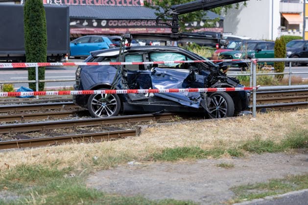 Schwerer Zusammenstoß zwischen U-Bahn und Pkw in Oberursel 07.08.2026: Autowrack nach einem Zusammenstoß zwischen einer U-Bahn und einem Pkw im Bereich der Hohemarkstraße in Oberursel. Nach Angaben der Polizei wollte das mit zwei Personen besetzte Auto gegen 12 Uhr die Bahngleise überqueren und kollidierte dabei mit der U-Bahn. Der Wagen wurde mehrere Meter über die Gleise geschoben und stark beschädigt. Die Beifahrerin wurde schwer verletzt und musste von Rettungskräften aus dem Fahrzeug befreit werden. Auch der Fahrer des Pkw wurde verletzt und in ein Krankenhaus gebracht. Der Fahrer der U-Bahn erlitt einen Schock. Zur Klärung des Unfallhergangs wurde auf Anordnung der Staatsanwaltschaft Frankfurt ein Gutachter hinzugezogen. STADT