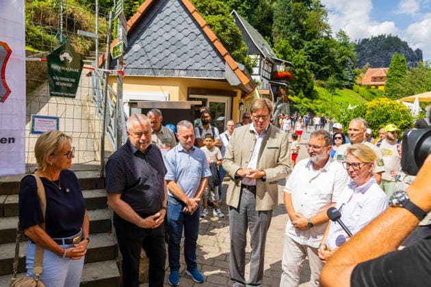 Rathen Wiedereröffnung des Basteiweges Sachsens Tourismusministerin Barbara, Sachsens Umweltminister Georg-Ludwig von Breitenbuch, Landrat Michael Geisler, Rathens Bürgermeister Roman Rolof, der Leiter der Nationalparkverwaltung Uwe Borrmeister sowie Tino Richter, Geschäftsführer des Tourismusverbandes Sächsische Schweiz, eröffnen den durch das Unwetter beschädigten und nun beräumten Aufstiegsweg zur Basteiaussicht in Rathen. Rathen Sachsen Deutschland *** Rathen: Reopening of the Basteiweg Saxony’s Minister of Tourism Barbara, Saxony’s Minister of the Environment Georg Ludwig von Breitenbuch, District Administrator Michael Geisler, Rathen’s Mayor Roman Rolof, National Park Administration Director Uwe Borrmeister, and Tino Richter,