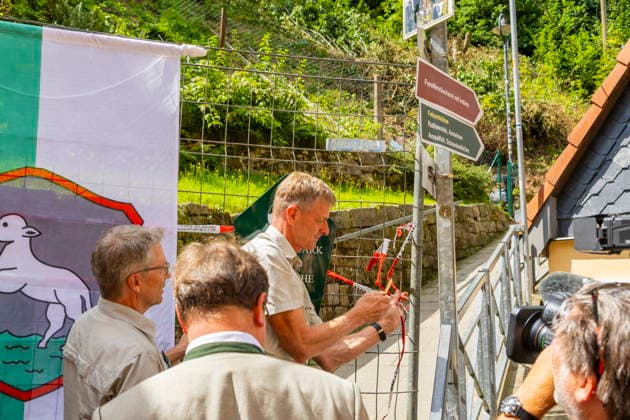 Rathen Wiedereröffnung des Basteiweges Sachsens Tourismusministerin Barbara, Sachsens Umweltminister Georg-Ludwig von Breitenbuch, Landrat Michael Geisler, Rathens Bürgermeister Roman Rolof, der Leiter der Nationalparkverwaltung Uwe Borrmeister sowie Tino Richter, Geschäftsführer des Tourismusverbandes Sächsische Schweiz, eröffnen den durch das Unwetter beschädigten und nun beräumten Aufstiegsweg zur Basteiaussicht in Rathen. Rathen Sachsen Deutschland *** Rathen: Reopening of the Basteiweg Saxony’s Minister of Tourism Barbara, Saxony’s Minister of the Environment Georg Ludwig von Breitenbuch, District Administrator Michael Geisler, Rathen’s Mayor Roman Rolof, National Park Administration Director Uwe Borrmeister, and Tino Richter,