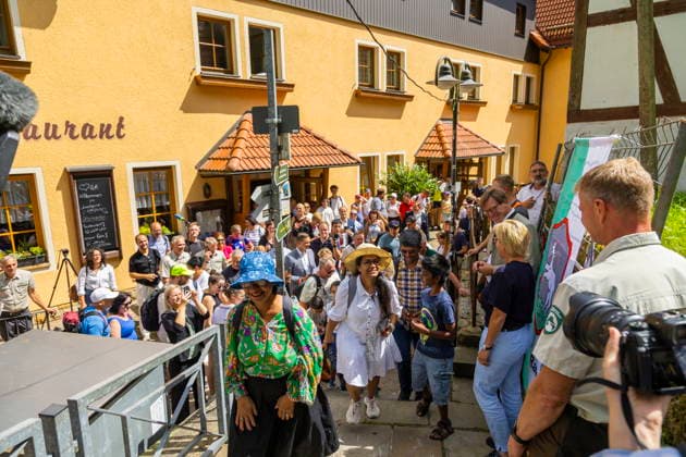Rathen Wiedereröffnung des Basteiweges Sachsens Tourismusministerin Barbara, Sachsens Umweltminister Georg-Ludwig von Breitenbuch, Landrat Michael Geisler, Rathens Bürgermeister Roman Rolof, der Leiter der Nationalparkverwaltung Uwe Borrmeister sowie Tino Richter, Geschäftsführer des Tourismusverbandes Sächsische Schweiz, eröffnen den durch das Unwetter beschädigten und nun beräumten Aufstiegsweg zur Basteiaussicht in Rathen. Touristen aus aller Welt erklimmen den Aufstieg. Rathen Sachsen Deutschland *** Rathen: Reopening of the Bastei Trail—Saxony’s Minister of Tourism Barbara, Saxony’s Minister of the Environment Georg Ludwig von Breitenbuch, District Administrator Michael Geisler, Rathen’s Mayor Roman Rolof, Uwe Borrmeister, Dir