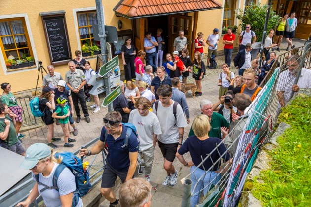 Rathen Wiedereröffnung des Basteiweges Sachsens Tourismusministerin Barbara, Sachsens Umweltminister Georg-Ludwig von Breitenbuch, Landrat Michael Geisler, Rathens Bürgermeister Roman Rolof, der Leiter der Nationalparkverwaltung Uwe Borrmeister sowie Tino Richter, Geschäftsführer des Tourismusverbandes Sächsische Schweiz, eröffnen den durch das Unwetter beschädigten und nun beräumten Aufstiegsweg zur Basteiaussicht in Rathen. Touristen aus aller Welt erklimmen den Aufstieg. Rathen Sachsen Deutschland *** Rathen: Reopening of the Bastei Trail—Saxony’s Minister of Tourism Barbara, Saxony’s Minister of the Environment Georg Ludwig von Breitenbuch, District Administrator Michael Geisler, Rathen’s Mayor Roman Rolof, Uwe Borrmeister, Dir