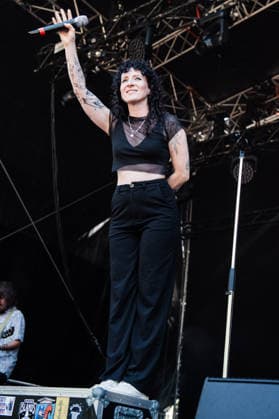 Die Sängerin Oli von der Band Melonball live beim Auftritt am 7. August 2026 auf der Sounds For Nature Stage beim 30. Taubertal-Festival in Rothenburg ob der Tauber. Das traditionsreiche Open-Air-Festival feiert in diesem Jahr sein 30-jähriges Jubiläum. *** Singer Oli from the band Melonball performing live on August 7, 2026, on the Sounds For Nature Stage at the 30th Taubertal Festival in Rothenburg ob der Tauber. This year, the long-standing open-air festival is celebrating its 30th anniversary.