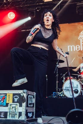 Die Sängerin Oli von der Band Melonball live beim Auftritt am 7. August 2026 auf der Sounds For Nature Stage beim 30. Taubertal-Festival in Rothenburg ob der Tauber. Das traditionsreiche Open-Air-Festival feiert in diesem Jahr sein 30-jähriges Jubiläum. *** Singer Oli from the band Melonball performing live on August 7, 2026, on the Sounds For Nature Stage at the 30th Taubertal Festival in Rothenburg ob der Tauber. This year, the long-standing open-air festival is celebrating its 30th anniversary.