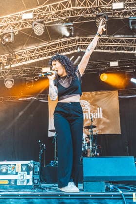 Die Sängerin Oli von der Band Melonball live beim Auftritt am 7. August 2026 auf der Sounds For Nature Stage beim 30. Taubertal-Festival in Rothenburg ob der Tauber. Das traditionsreiche Open-Air-Festival feiert in diesem Jahr sein 30-jähriges Jubiläum. *** Singer Oli from the band Melonball performing live on August 7, 2026, on the Sounds For Nature Stage at the 30th Taubertal Festival in Rothenburg ob der Tauber. This year, the long-standing open-air festival is celebrating its 30th anniversary.