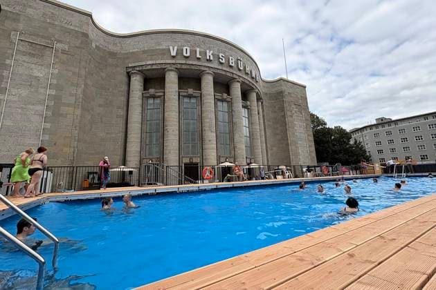 07.08.2026, Volksbühne Berlin, kostenloses, temporäres Schwimmbad vor dem Theater, am Rosa-Luxemburg-Platz, Berlin Deutschland, Germany *** August 7, 2026, Volksbühne Berlin, free temporary swimming pool in front of the theater, at Rosa Luxemburg Platz, Berlin, Germany
