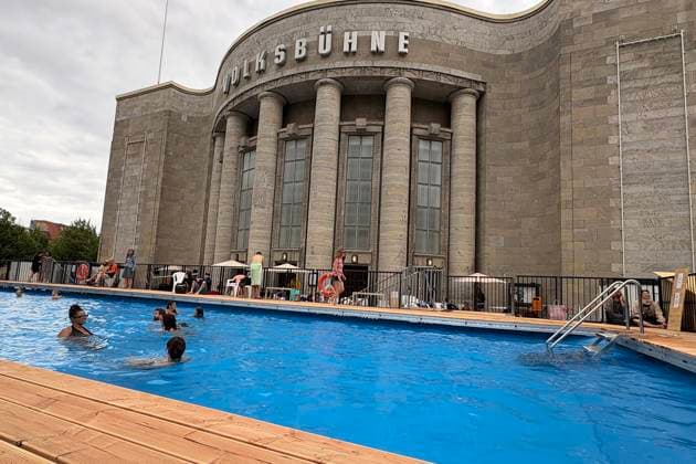 07.08.2026, Volksbühne Berlin, kostenloses, temporäres Schwimmbad vor dem Theater, am Rosa-Luxemburg-Platz, Berlin Deutschland, Germany *** August 7, 2026, Volksbühne Berlin, free temporary swimming pool in front of the theater, at Rosa Luxemburg Platz, Berlin, Germany