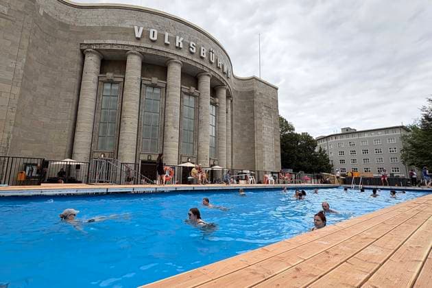 07.08.2026, Volksbühne Berlin, kostenloses, temporäres Schwimmbad vor dem Theater, am Rosa-Luxemburg-Platz, Berlin Deutschland, Germany *** August 7, 2026, Volksbühne Berlin, free temporary swimming pool in front of the theater, at Rosa Luxemburg Platz, Berlin, Germany