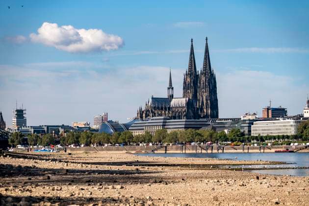 Niedrigwasser im Rhein bei Köln, Blick vom rechtsrheinischen Ufer am Rheinpark Richtung Süden, Innenstadt mit dem Dom, die Binnenschifffahrt ist stark eingeschränkt, nur wenige Schiffe fahren, dann mit stark reduzierter Ladung, am Tag der Aufnahme war es bis dato der tiefste je gemessener Rheinpegel in Köln, 60 cm, NRW, Deutschland Niedrigwasser Rhein K *** Low water levels in the Rhine near Cologne, View looking south from the right bank of the Rhine at Rheinpark; the city center with the cathedral; inland waterway shipping is severely restricted, with only a few ships operating, and those carrying greatly reduced loads; on the day this photo was taken, the Rhine water level in Cologne was the lowest ever recorded to date, at 60 cm, No
