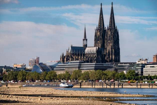 Niedrigwasser im Rhein bei Köln, Blick vom rechtsrheinischen Ufer am Rheinpark Richtung Süden, Innenstadt mit dem Dom, die Binnenschifffahrt ist stark eingeschränkt, nur wenige Schiffe fahren, dann mit stark reduzierter Ladung, am Tag der Aufnahme war es bis dato der tiefste je gemessener Rheinpegel in Köln, 60 cm, NRW, Deutschland Niedrigwasser Rhein K *** Low water levels in the Rhine near Cologne, View looking south from the right bank of the Rhine at Rheinpark; the city center with the cathedral; inland waterway shipping is severely restricted, with only a few ships operating, and those carrying greatly reduced loads; on the day this photo was taken, the Rhine water level in Cologne was the lowest ever recorded to date, at 60 cm, No