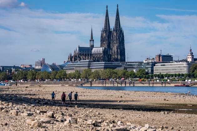 Niedrigwasser im Rhein bei Köln, Blick vom rechtsrheinischen Ufer am Rheinpark Richtung Süden, Innenstadt mit dem Dom, die Binnenschifffahrt ist stark eingeschränkt, nur wenige Schiffe fahren, dann mit stark reduzierter Ladung, am Tag der Aufnahme war es bis dato der tiefste je gemessener Rheinpegel in Köln, 60 cm, NRW, Deutschland Niedrigwasser Rhein K *** Low water levels in the Rhine near Cologne, View looking south from the right bank of the Rhine at Rheinpark; the city center with the cathedral; inland waterway shipping is severely restricted, with only a few ships operating, and those carrying greatly reduced loads; on the day this photo was taken, the Rhine water level in Cologne was the lowest ever recorded to date, at 60 cm, No