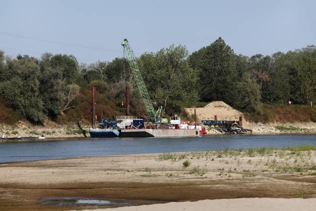 Klima, Dürre : Blick auf das völlig freiliegende Flussbett des Po infolge der schweren Dürre, die die Pianura Padana getroffen hat. An der Pegelstation in Cremona sank der Wasserstand von Italiens längstem Fluss auf einen historischen Tiefststand von mehr als 8,5 Metern unter dem Pegelnullpunkt; der Fluss schrumpfte zu einem Rinnsal, wodurch riesige Sandflächen, auf Grund gelaufene Boote und Unrat zum Vorschein kamen. Die Aufnahmen verdeutlichen die Auswirkungen des Klimawandels auf die lokale Landwirtschaft und das Flussökosystem der Lombardei in Isola Pescaroli , Cremona , Lomabrdei , Italien . August 07 , 2026 . Photo by: Davide Elias IPA Photo Pressefoto DENL Copyright: xDavidexEliasx
