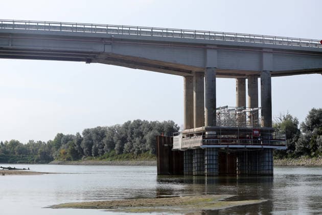 Klima, Dürre : Blick auf das völlig freiliegende Flussbett des Po infolge der schweren Dürre, die die Pianura Padana getroffen hat. An der Pegelstation in Cremona sank der Wasserstand von Italiens längstem Fluss auf einen historischen Tiefststand von mehr als 8,5 Metern unter dem Pegelnullpunkt; der Fluss schrumpfte zu einem Rinnsal, wodurch riesige Sandflächen, auf Grund gelaufene Boote und Unrat zum Vorschein kamen. Die Aufnahmen verdeutlichen die Auswirkungen des Klimawandels auf die lokale Landwirtschaft und das Flussökosystem der Lombardei in Isola Pescaroli , Cremona , Lomabrdei , Italien . August 07 , 2026 . Photo by: Davide Elias IPA Photo Pressefoto DENL Copyright: xDavidexEliasx